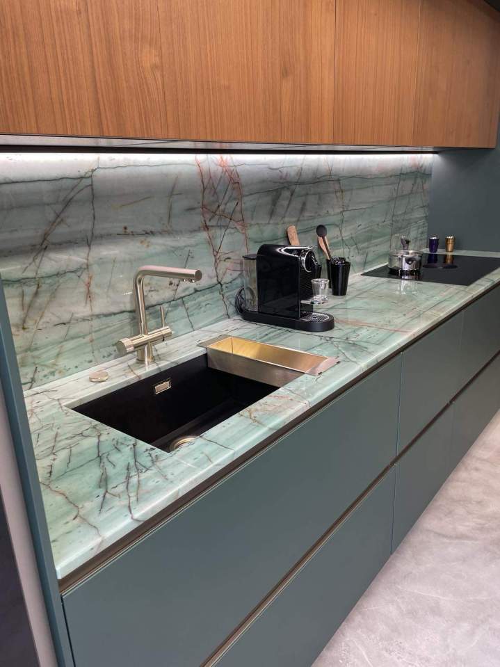 Cuisine moderne avec plan de travail en quartz à Coubert