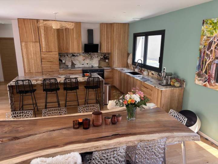 Plan de travail en quartz posé dans une maison à Coubert