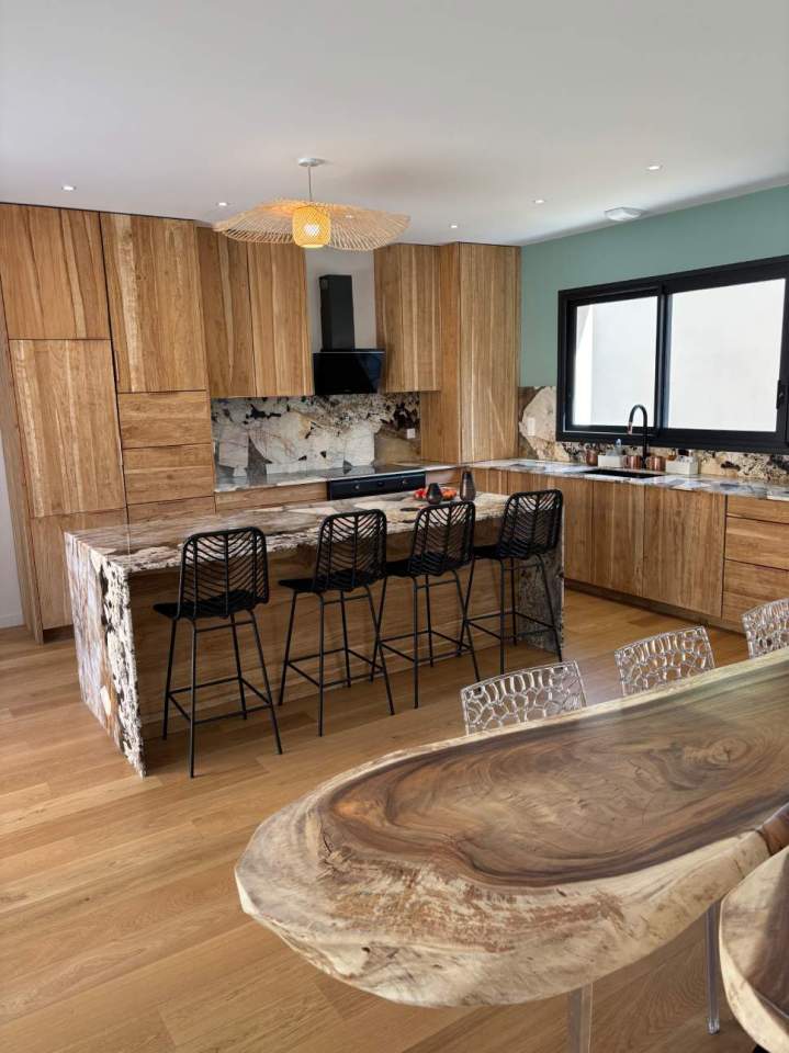 Détail de finition d’un plan de travail en quartz à Coubert